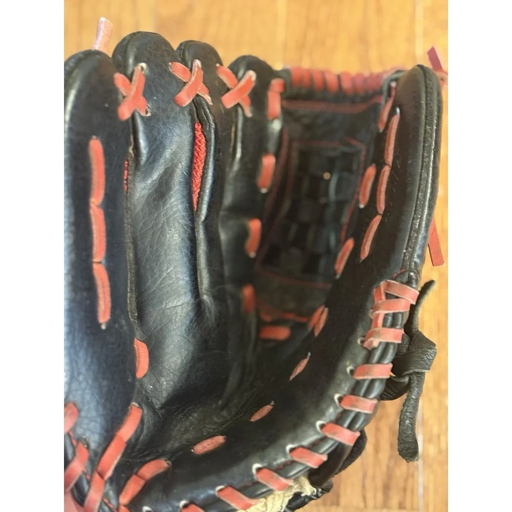Red Louisville Slugger Series GNSR5-1050 Little League Baseball Glove Left Hand